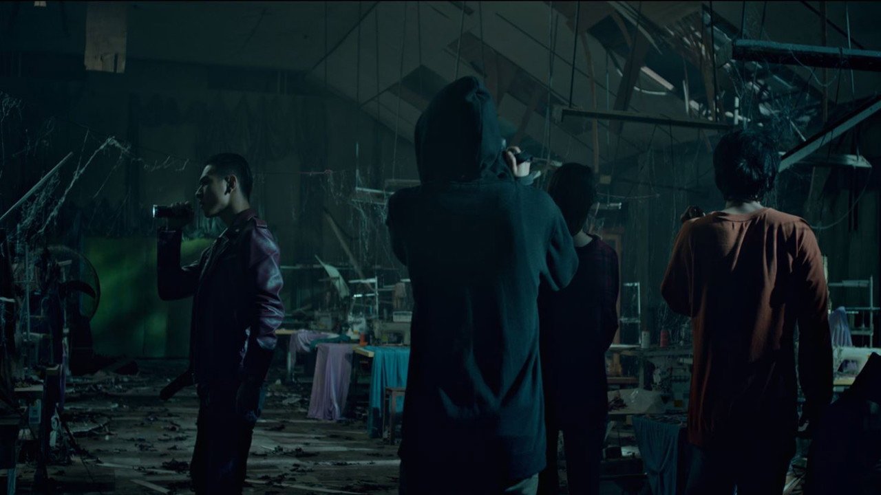 Xưởng 13 backdrop