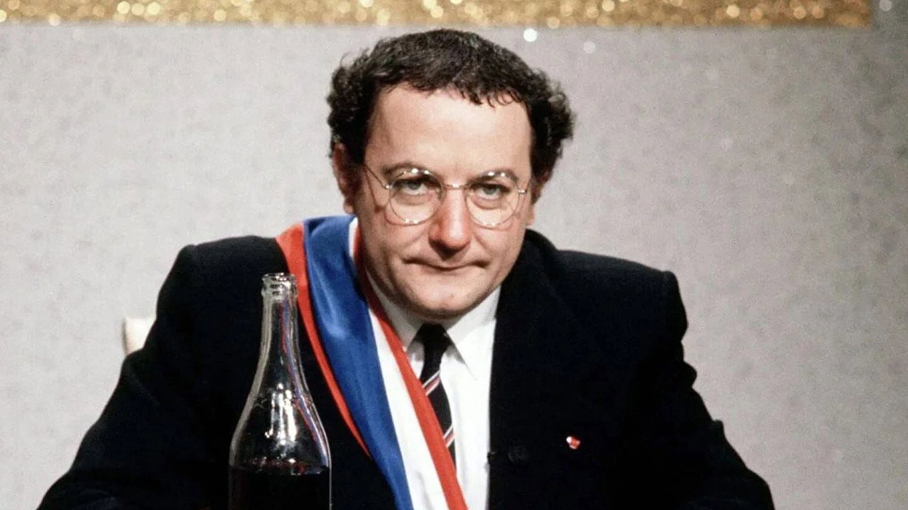 Coluche, la véritable histoire d'un mec backdrop
