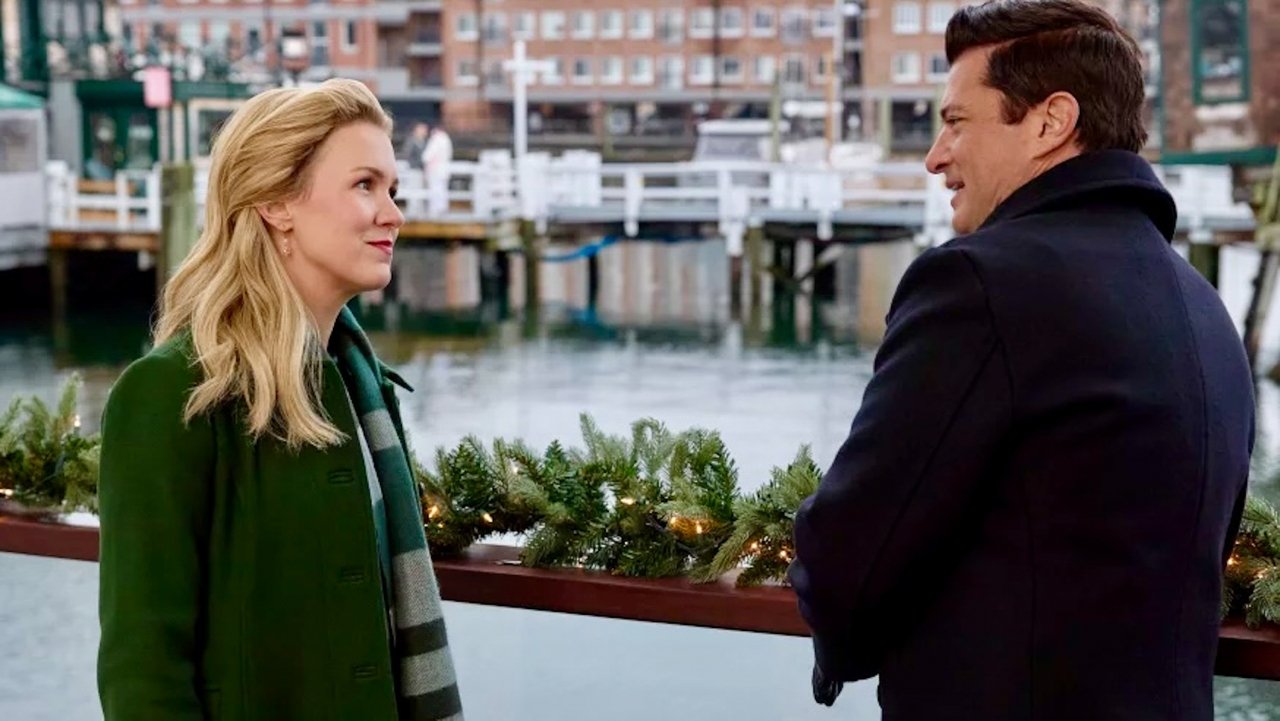 A Newport Christmas backdrop