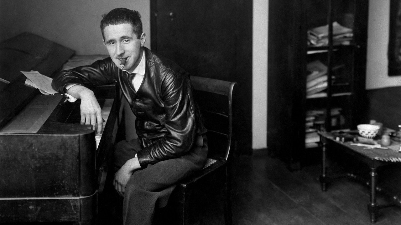 Brecht - Die Kunst zu leben backdrop