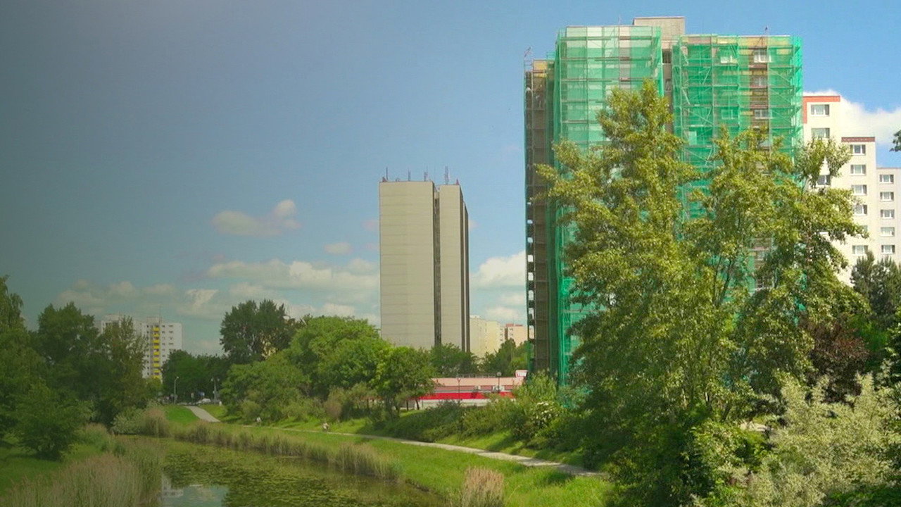 Bratislava, mesto uprostred prírody backdrop