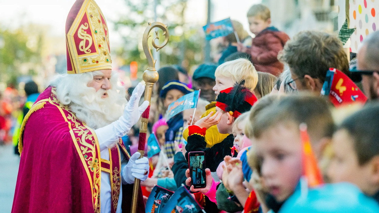 Hij komt, hij komt, ... intrede van de Sint backdrop