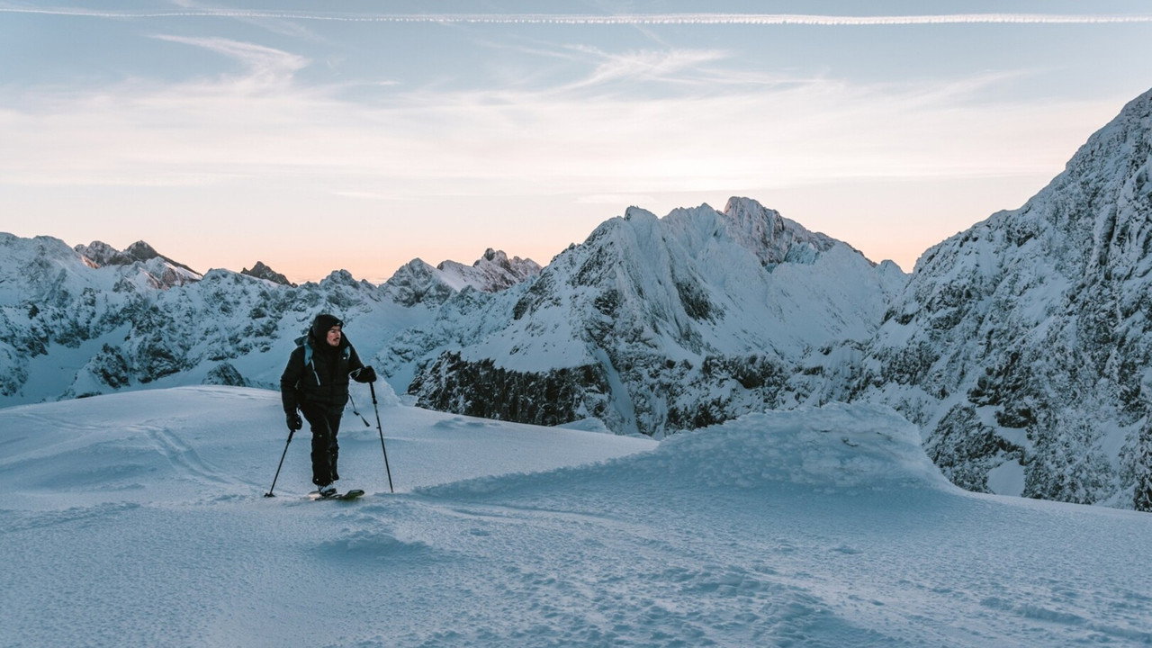 Traverses - Les Gardiens de la Montagne backdrop