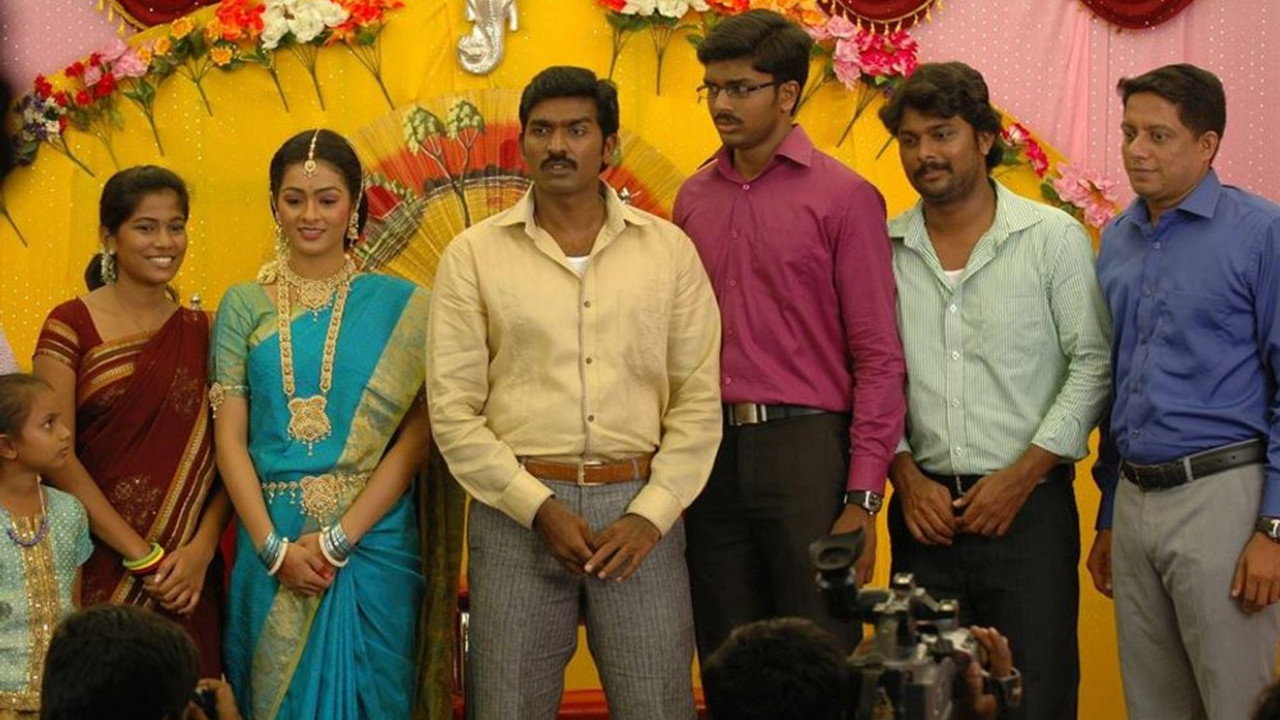 Naduvula Konjam Pakkatha Kaanom backdrop