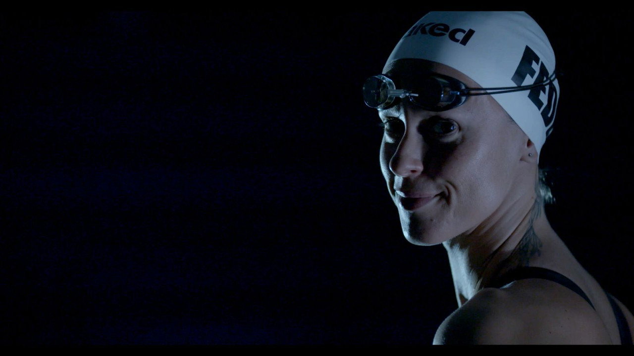 Federica Pellegrini - Underwater backdrop