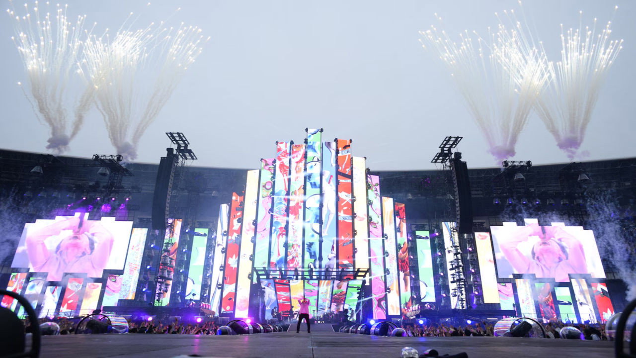 Mr.Children 30th Anniversary Tour 半世紀へのエントランス - 2022.5.10 TOKYO DOME - backdrop