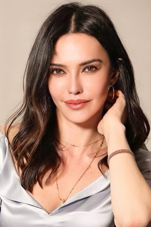 Hande Ataizi portrait