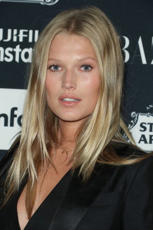 Toni Garrn portrait