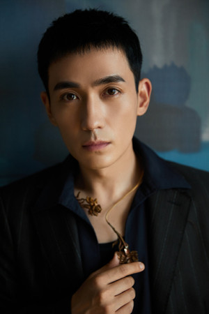Zhu Yilong portrait