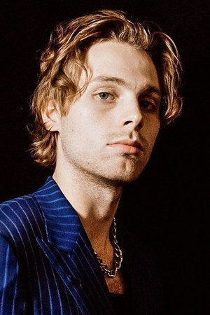 Luke Hemmings portrait