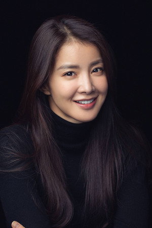 Lee Si-young portrait