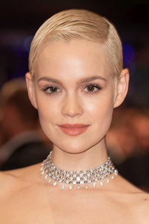 Emilia Schüle portrait