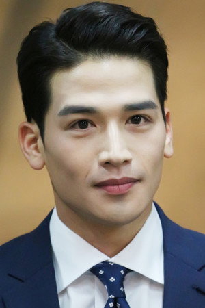 Yoo Gun portrait