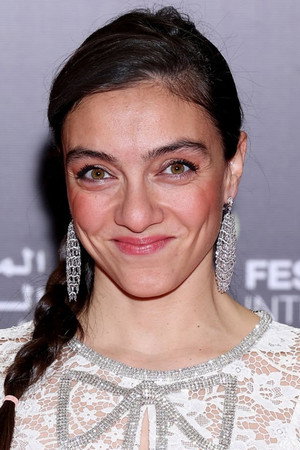 Merve Dizdar portrait
