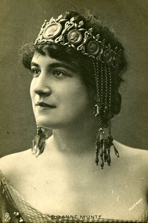 Suzanne Munte portrait