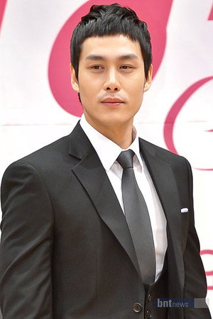 Song Yoo-ha portrait