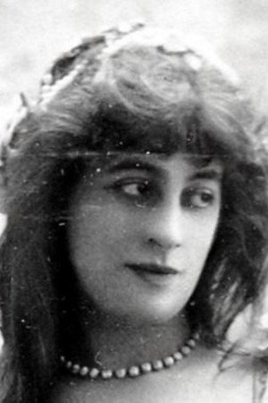Suzanne Munte portrait