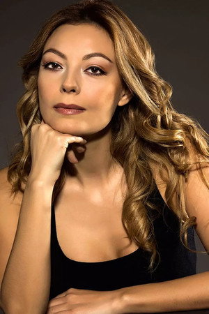 Özge Özder portrait