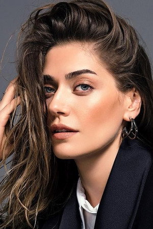 Öznur Serçeler portrait