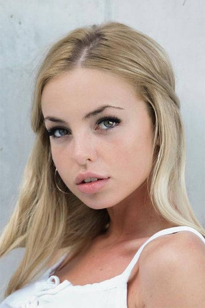 Emma Kotos portrait