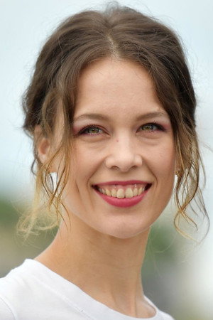 Paula Beer portrait