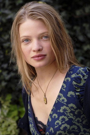 Mélanie Thierry portrait