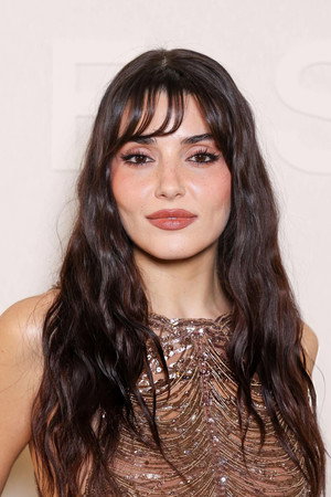 Hande Erçel portrait