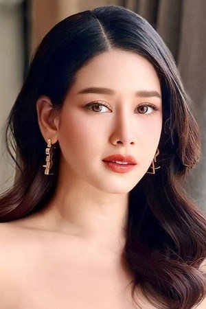 Amena Pinit portrait