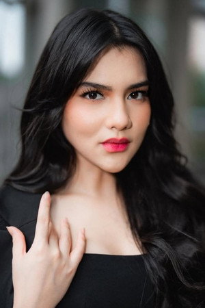 Davina Karamoy portrait