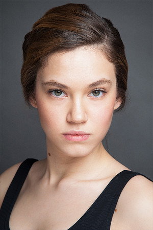 Melisa Şenolsun portrait