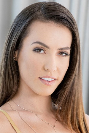 Kelsi Monroe portrait