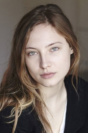 Julia Roy portrait