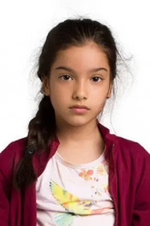 Kübra Süzgün portrait