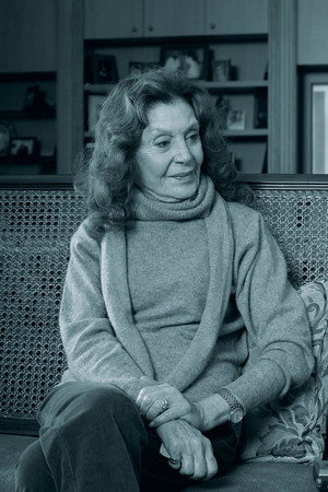 Yıldız Kenter portrait