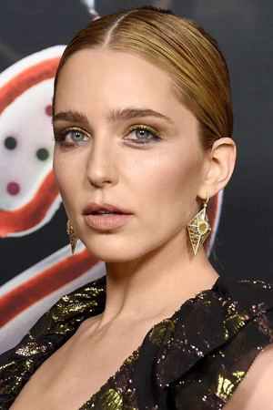 Jessica Rothe portrait