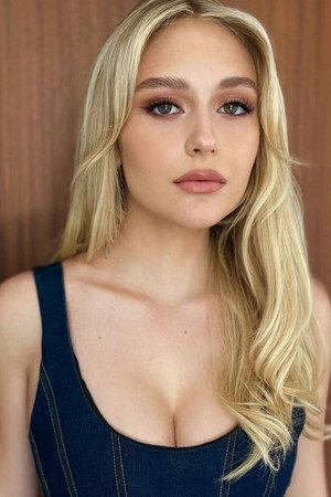 Alyvia Alyn Lind portrait