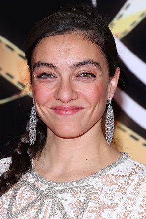 Merve Dizdar portrait