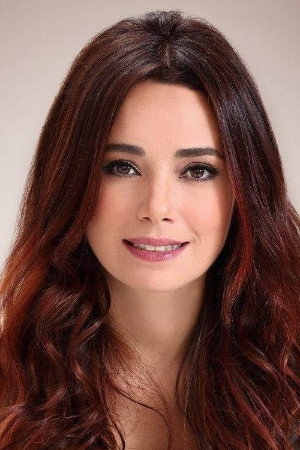 Özgü Namal portrait