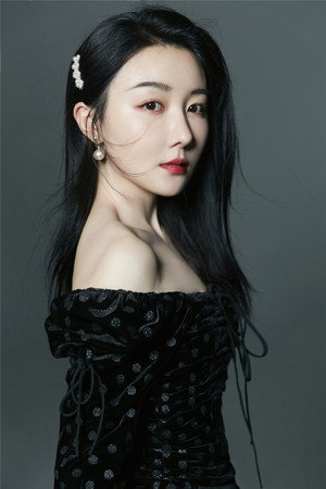 Du Anqi portrait