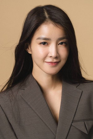 Lee Si-young portrait