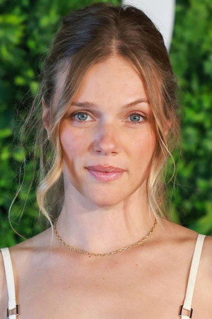 Tracy Spiridakos portrait