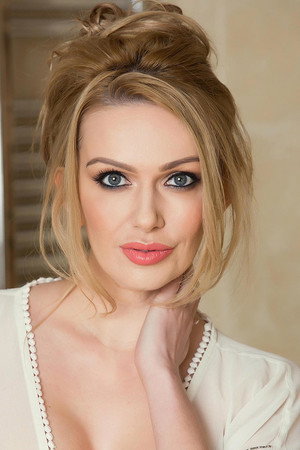 Amber Jayne portrait