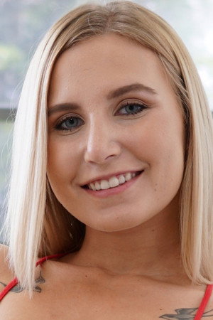 Stella Raee portrait