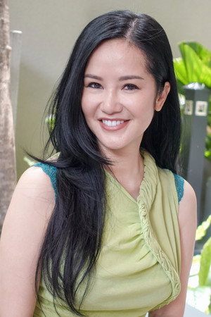 Hong Nhung portrait