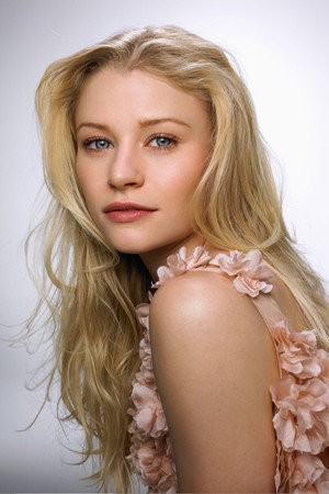 Emilie de Ravin portrait