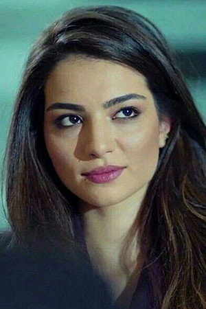 Melisa Aslı Pamuk portrait