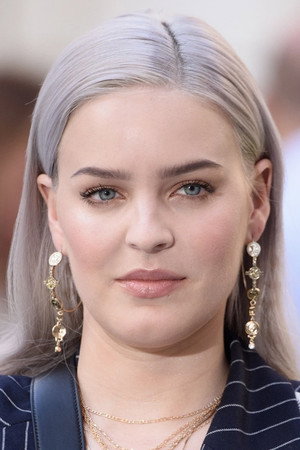 Anne-Marie portrait