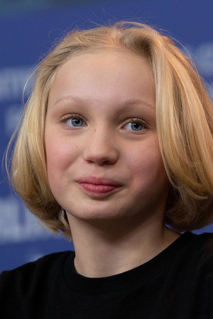 Helena Zengel portrait