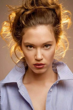 Melisa Şenolsun portrait