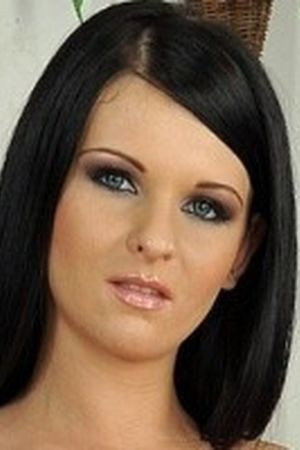 Jazmin Luna Gold portrait